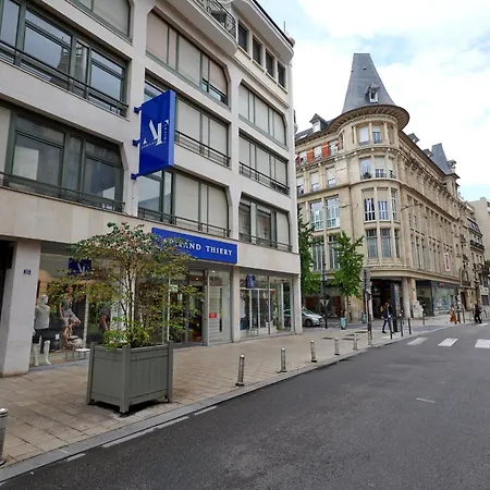 Hyper-centre /4 Personnes/ Cathedrale / Ascenseur Apartamento *